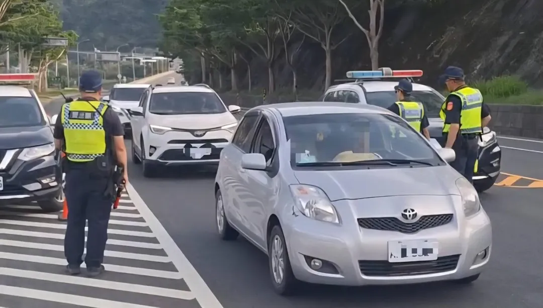 關山分局提醒，縱谷沿線自行車騎乘及遊客停車賞景情形常見，駕駛人應留意路肩與前方車輛動態。（圖／警方提供）