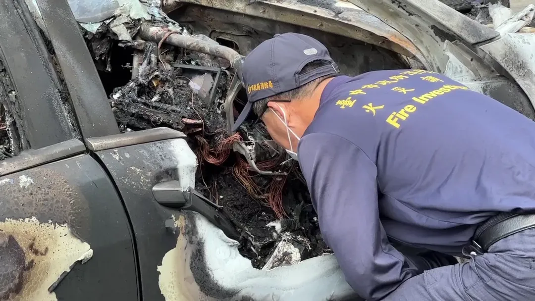 警消趕抵大雅永和路滅火，里長張聖河賓士車已遭燒毀。（圖／中天新聞）