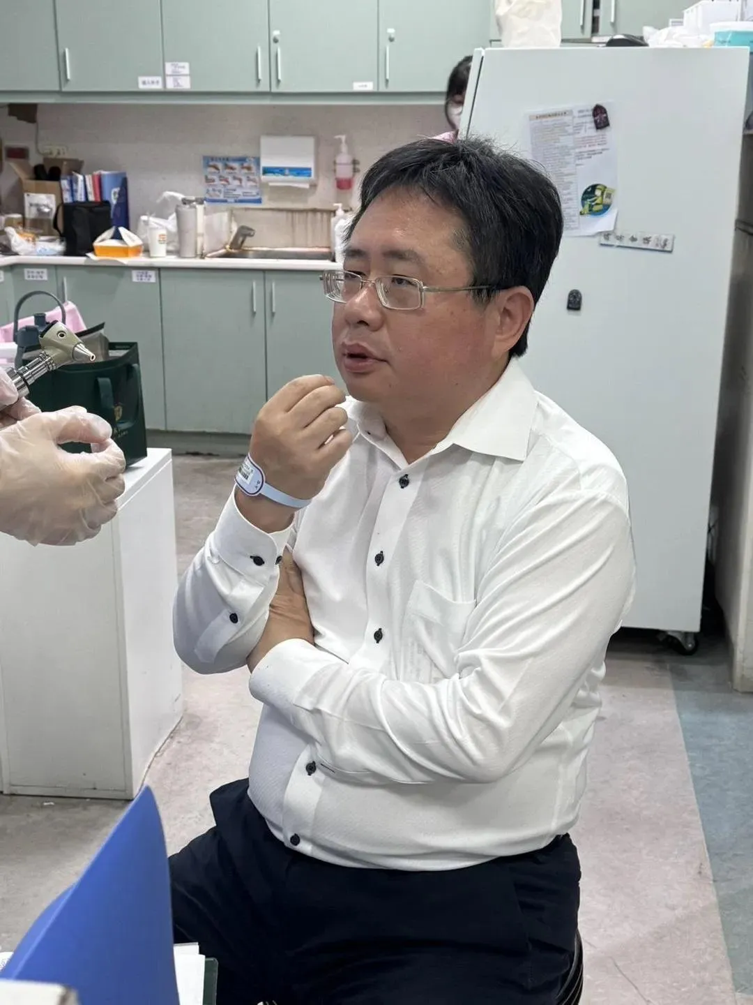 矢板明夫就醫畫面。（圖／中天新聞）