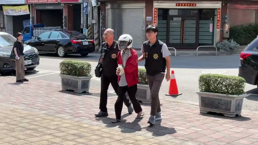 嫌犯李男被帶回偵訊。（圖／中天新聞）