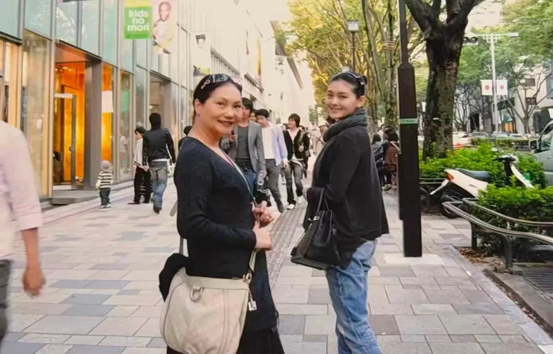 大S（右﻿）迎來50歲冥誕，S媽（左）坦言至今仍非常想念她。（圖／翻攝自小S臉書﻿）
