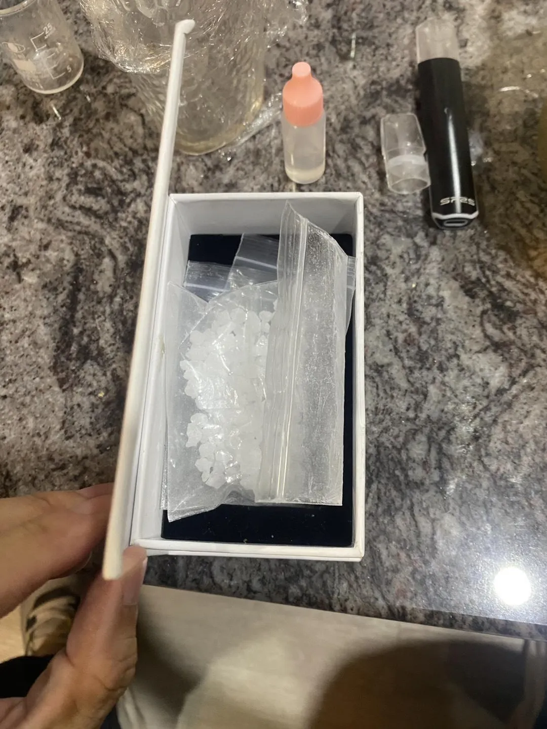 刑事警察大隊偵六隊查獲39歲溫姓男子涉嫌販毒，將毒品藏於「好運香水」盒內。（圖／警方提供）