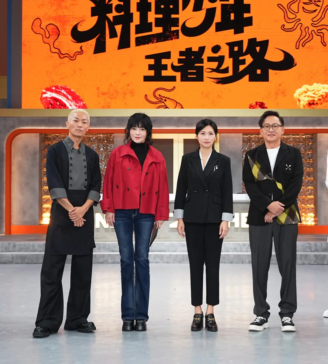 《料理少年王者之路》導師張楷奕（左起）、客座評審唐綺陽、主要評審陳嵐舒、詹姆士6日一同錄影。（圖／大慕影藝提供﻿）