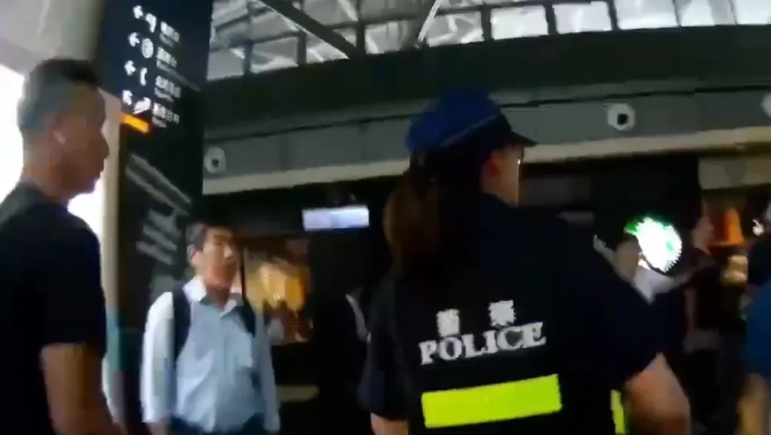 林姓員警向到場警方表示，稍早目擊葉嫌在置物櫃提領現金，疑似為車手，上前詢問葉嫌旋即轉身逃跑。（圖／警方提供）