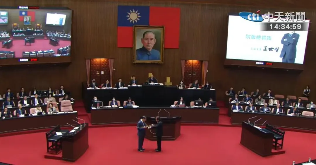 民進黨立委王世堅質詢時贈送行政院長卓榮泰一副弓箭。(圖/中天新聞)