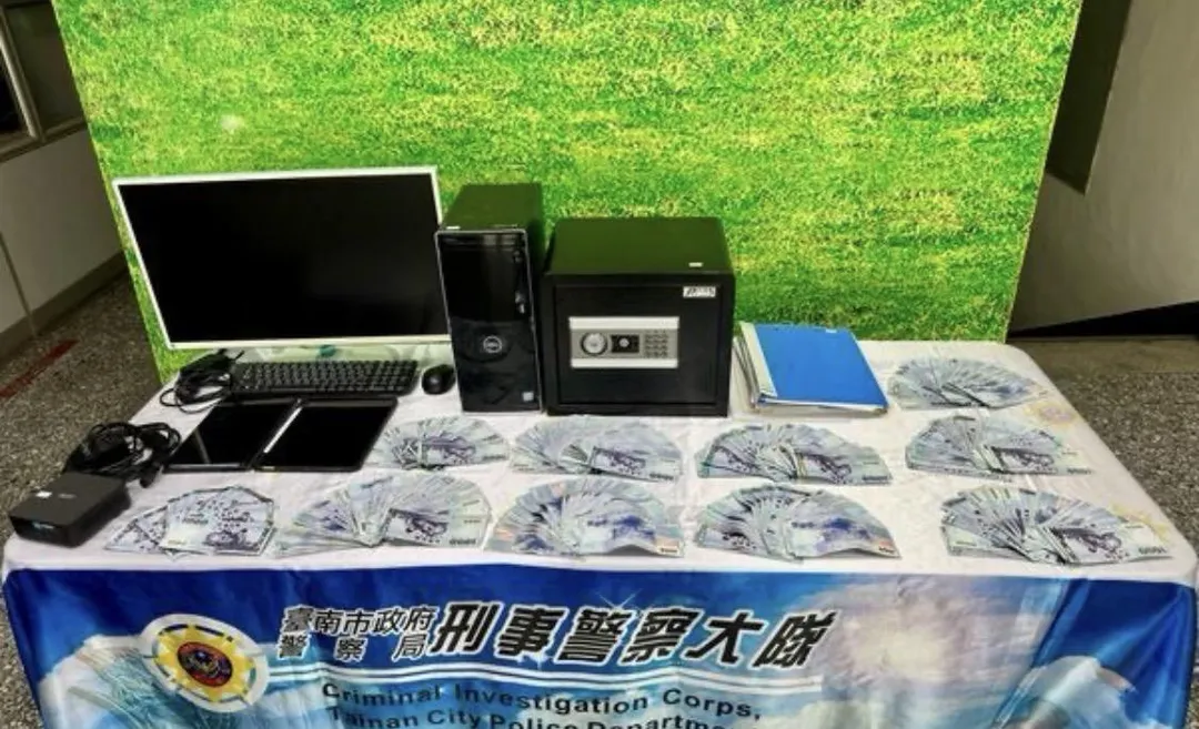 台南警方破獲洗錢集團查扣贓證物與現金。(圖/翻攝畫面)