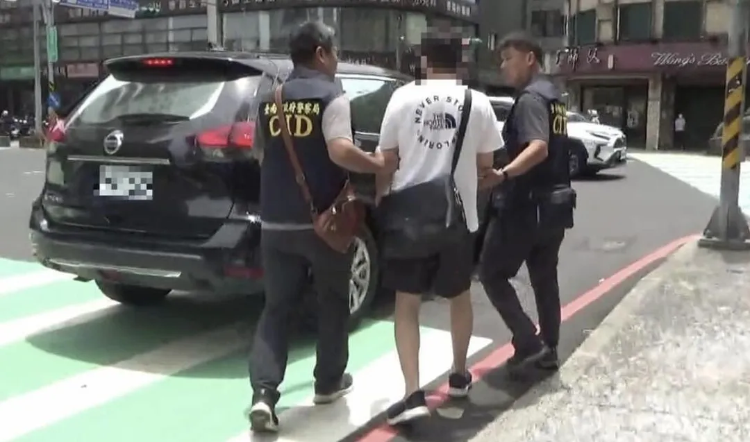 竹聯幫父子檔洗錢4.2億警方逮捕嫌犯送辦。(圖/翻攝畫面)