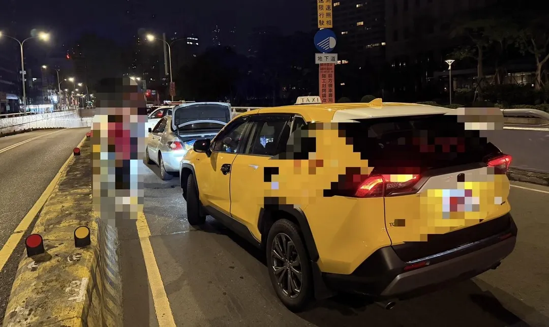 男子酒駕拒檢倒車衝撞3車。（圖／翻攝畫面）