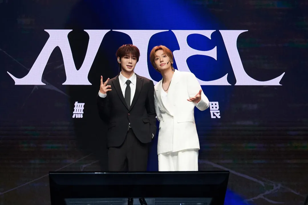 男團ARKis隊長Alex（左）驚喜現身NIEL（右）台北簽唱會。（圖／FU Entertainment 提供）