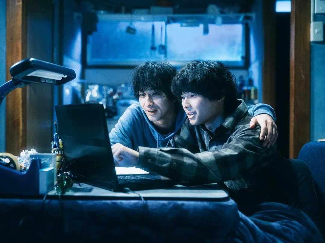 橫濱流星（左）與松村北斗（右）在本作中是漫畫創作搭檔。（圖／車庫娛樂 提供）