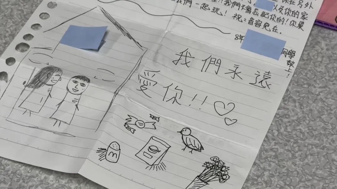 同學們寫的悼念紙條。（圖／中天新聞）