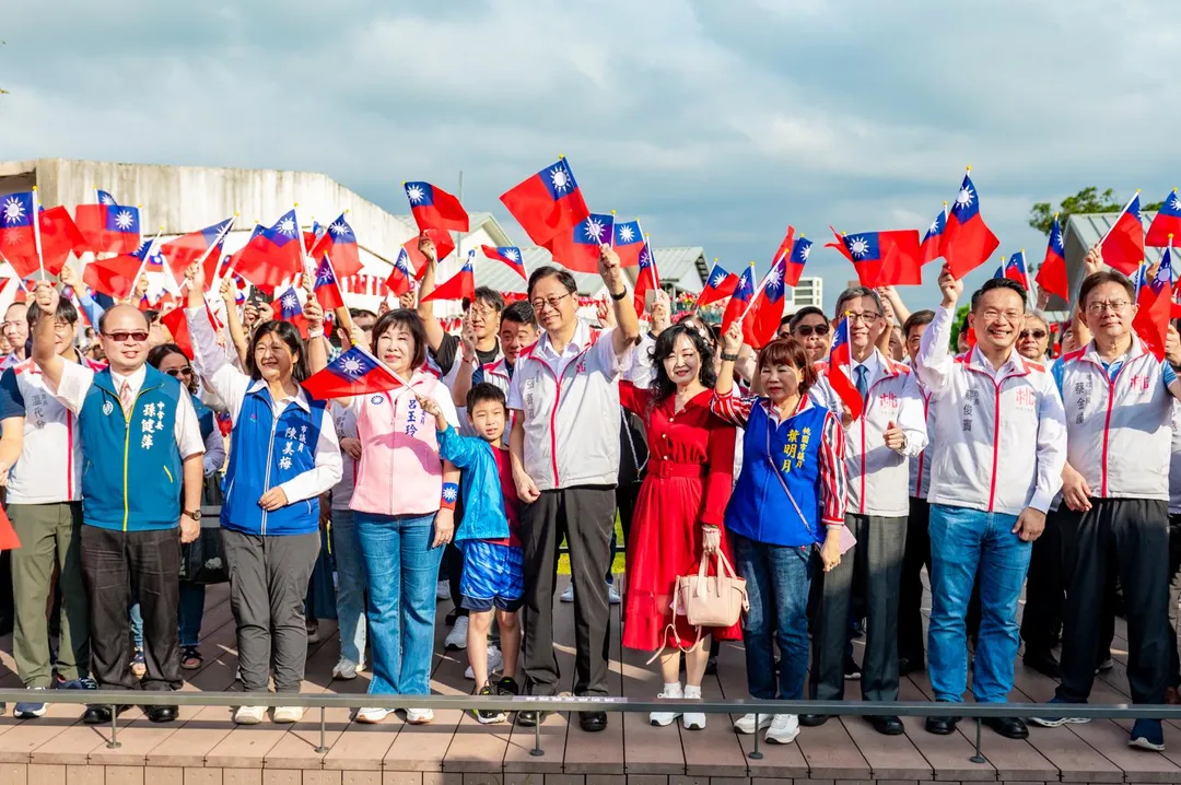 桃園市長張善政(中)歡迎民眾國慶連假前來桃園，探索桃園多元城市魅力。（圖／桃園市政府）