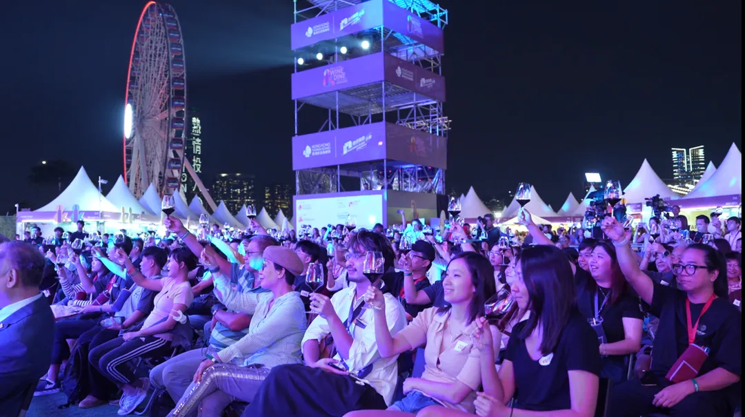 香港美酒佳餚巡禮在10/29在中環海濱盛大開幕，大家舉杯同歡。（圖／香港旅遊局提供）