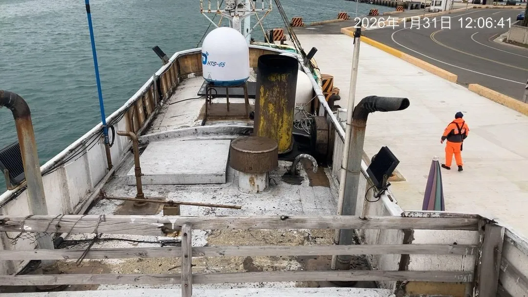 船頂裝有水平式連桿旋轉馬達裝置。（圖／海巡署）
