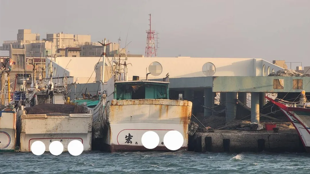 宏船停泊於馬公漁港。（圖／海巡署）