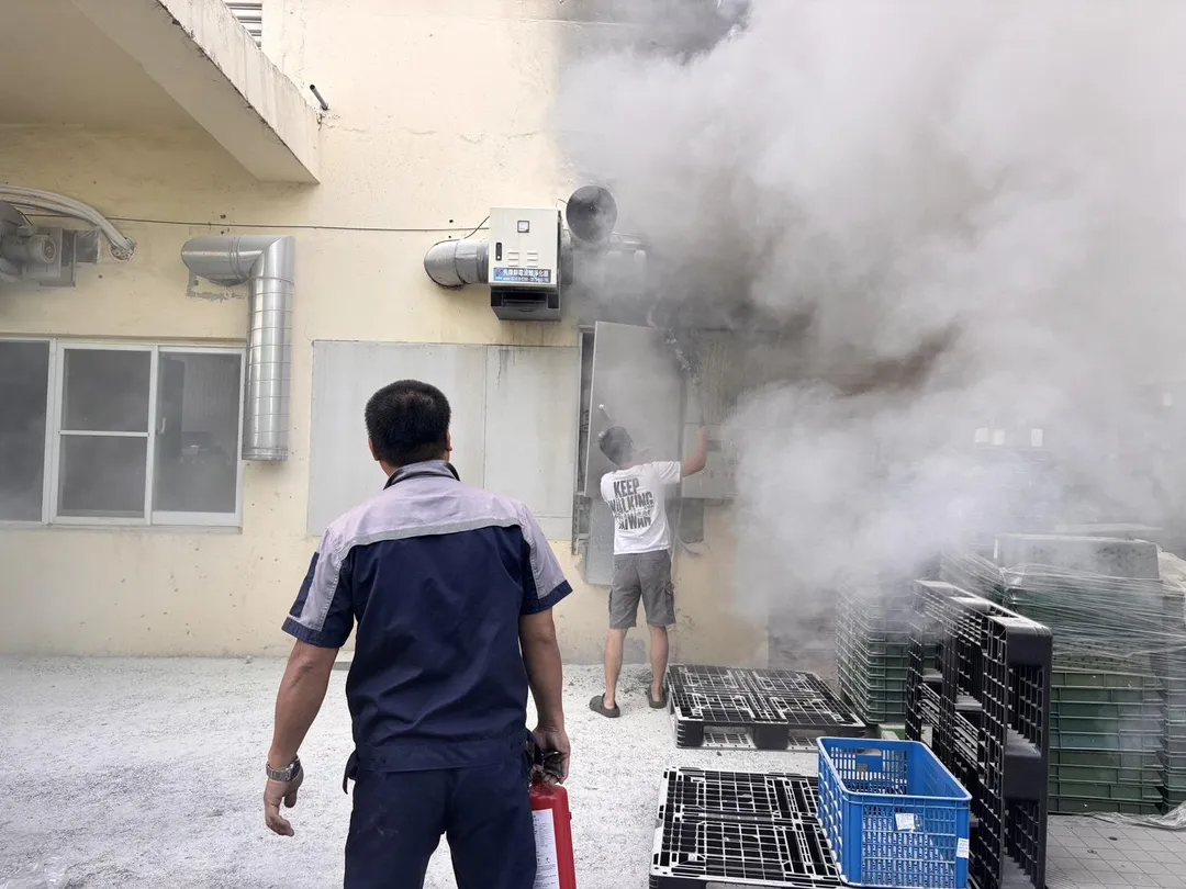 台南市新營區開元路一間食品工廠發生火警。(圖/翻攝畫面)