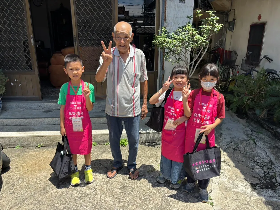 小小送餐員將每日便當送到長者手上。（圖／頂新和德文教基金會提供）