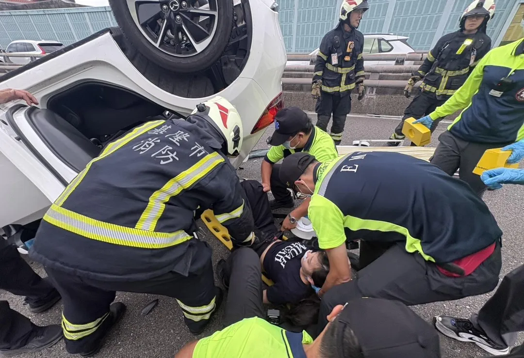 警消趕抵現場救出受困女駕駛。(圖/翻攝畫面)