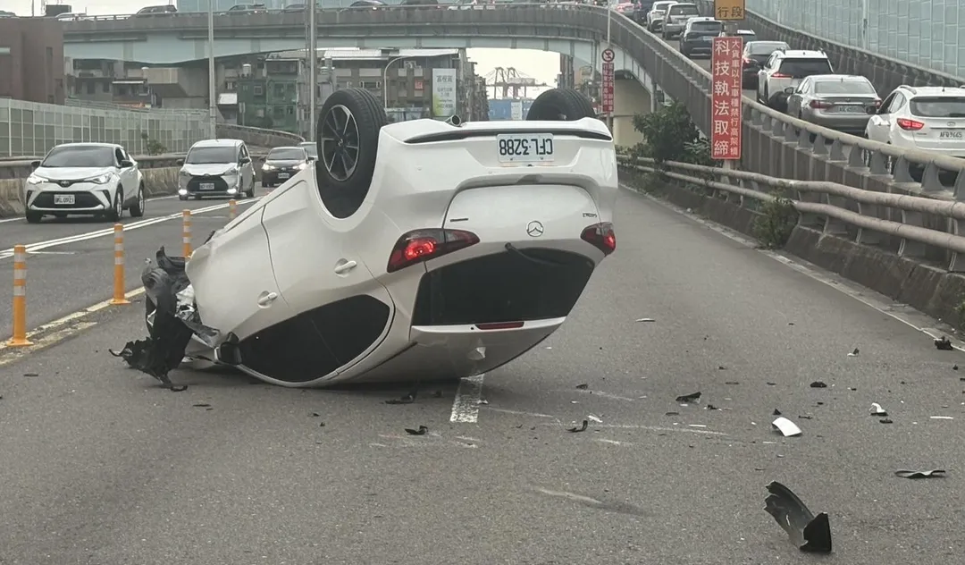 國道1號今下午發生一起自撞翻車事故。(圖/翻攝畫面)