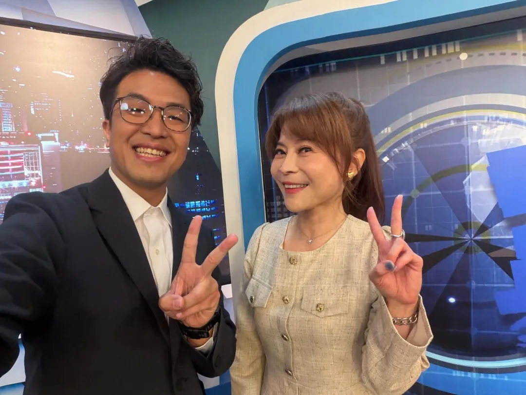 民進黨台北市長參選人沈伯洋昨在節目後與提問人錢怡君合影。（圖／TVBS少康戰情室提供）