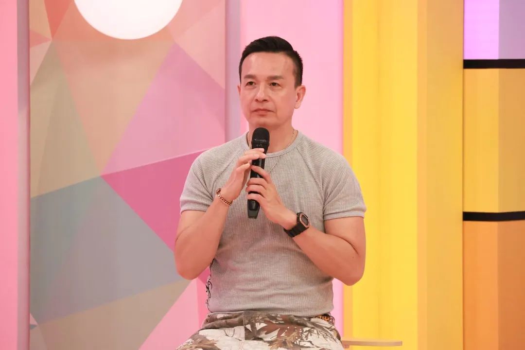 小鐘曾因為演藝工作收入不穩定被女方家長洗臉。（圖／中天電視 提供）