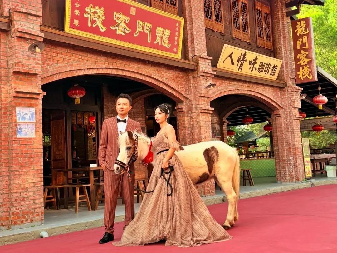 在台灣萬里長城園區內古色古香的佈景拍攝婚紗,超級浪漫。(圖/台灣萬里長城提供)