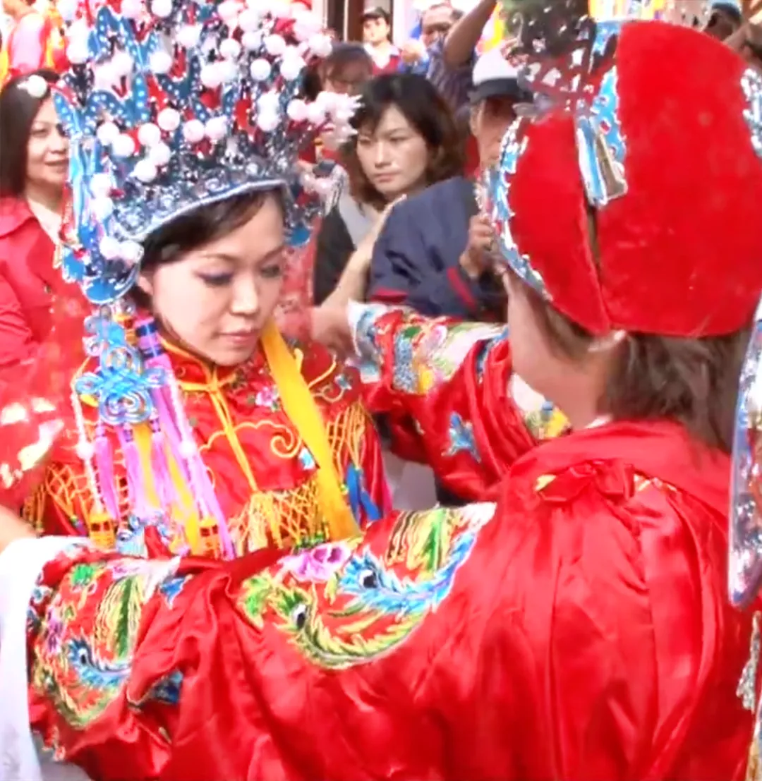 園區將免費提供豐富的古裝服飾、鳳冠霞帔,圖為林務局長兒子騎白馬迎娶美嬌娘。(圖/台灣萬里長城提供)
