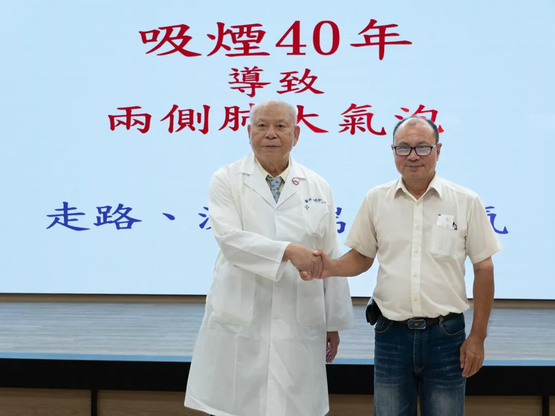 陳先生(右)非常感謝吳明和醫師(左)為他開刀,解決他一走就喘的困擾,讓他生活可以恢復正常。(圖/台南市立醫院)