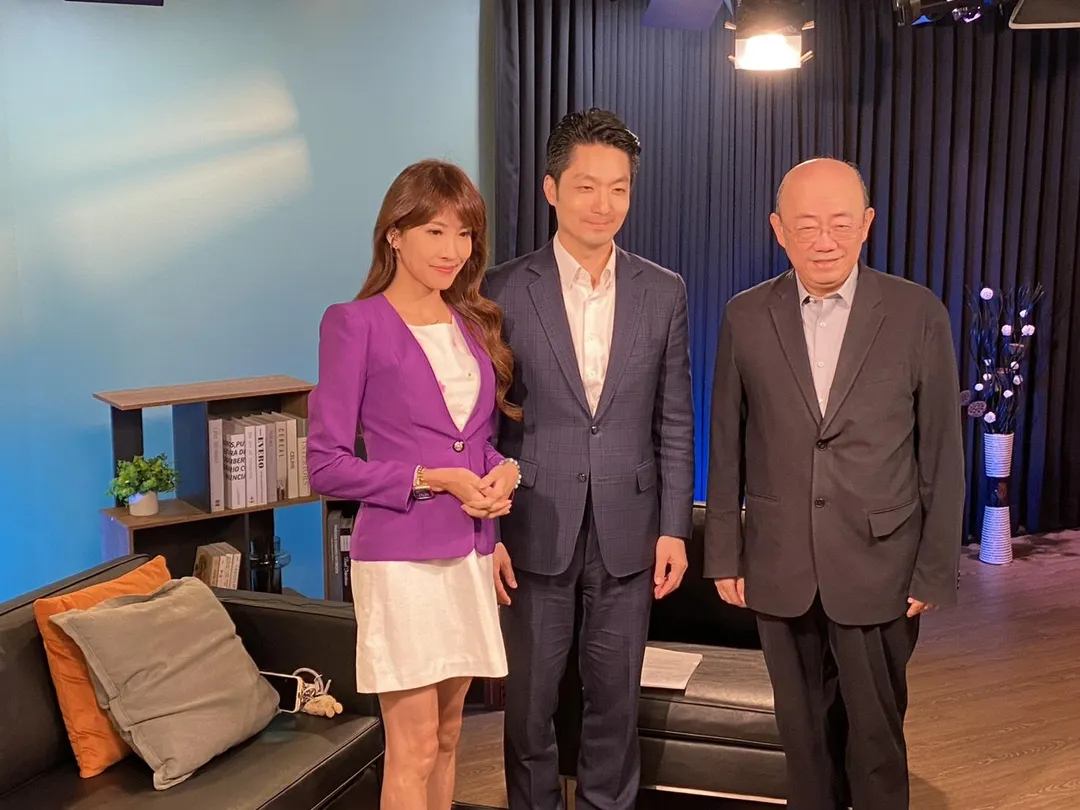 台北市長蔣萬安投入競選後首場專訪登上中天《綠也掀桌》節目。(圖/中天新聞)