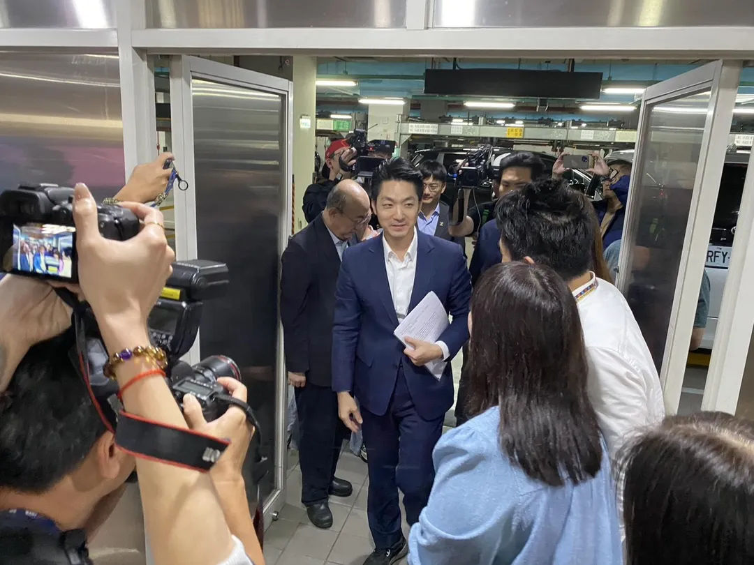 蔣萬安現身中天電視,受到員工熱情歡迎(攝自中天新聞)