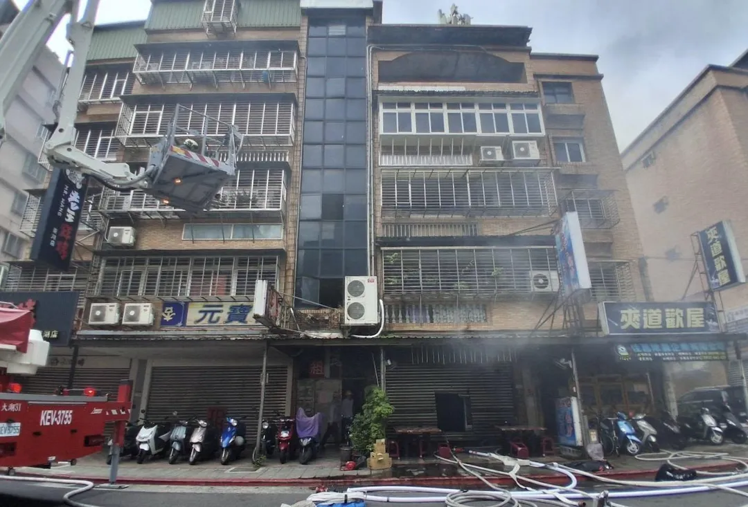 北市內湖一間熱炒店中午發生火警。(圖/翻攝畫面)