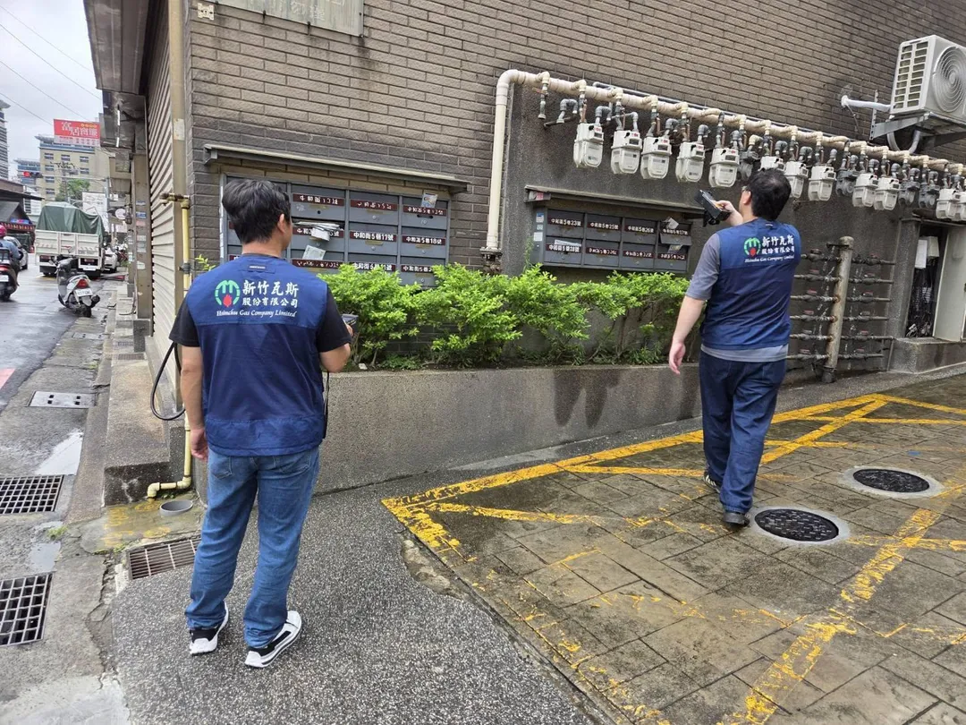 新竹竹北市近日傳出多個社區的天然氣球閥遭竊，新竹瓦斯公司人員到現場檢查裝置。（圖／新竹縣政府提供）