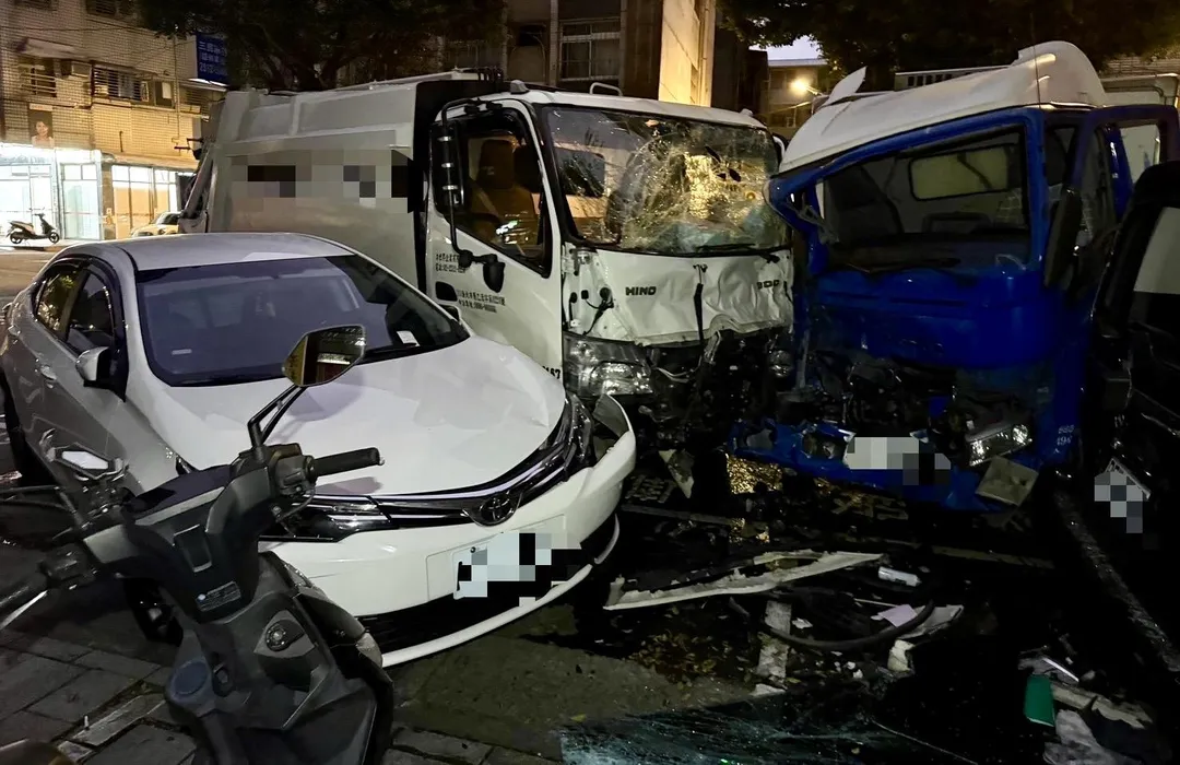 貨車欲閃躲貓咪衝撞對向垃圾車。(圖/翻攝畫面)