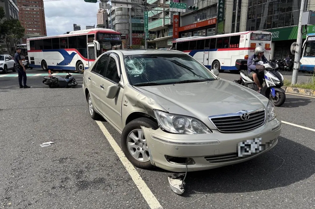 肇事轎車右側毀損。（圖／翻攝畫面）