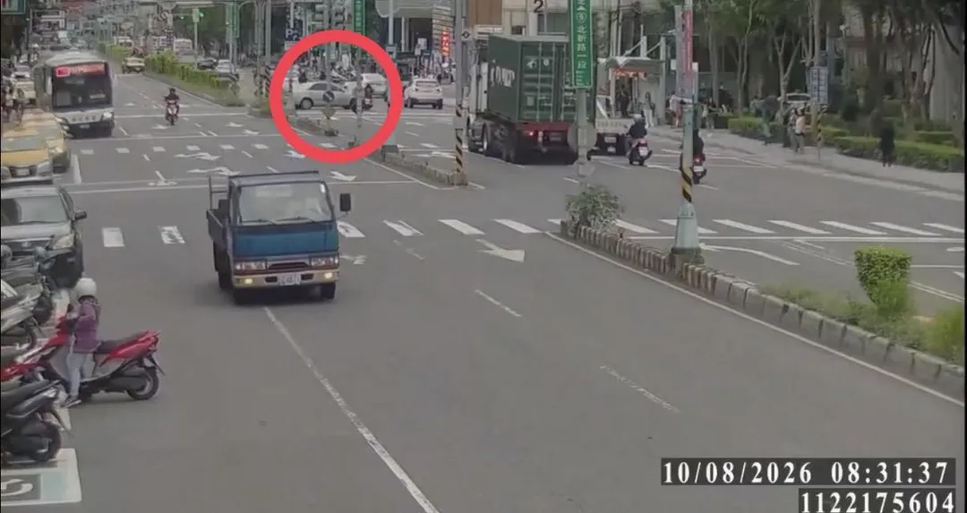 自小客車迴轉與機車擦撞。（圖／翻攝畫面）
