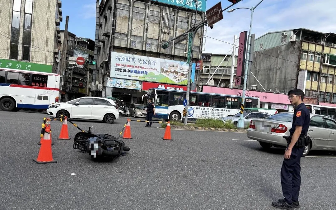 新北市新店發生轎車與機車擦撞車禍。（圖／翻攝畫面）