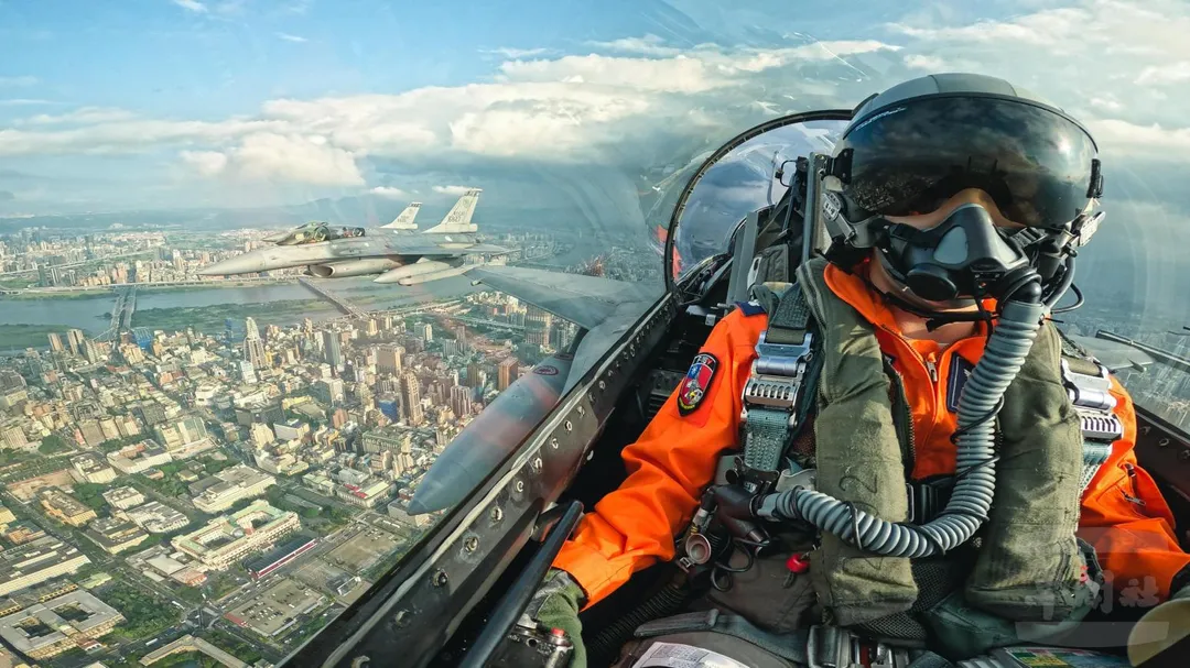 F-16AM/BM戰機編隊在預演時飛過台北上空。(圖/軍聞社)
