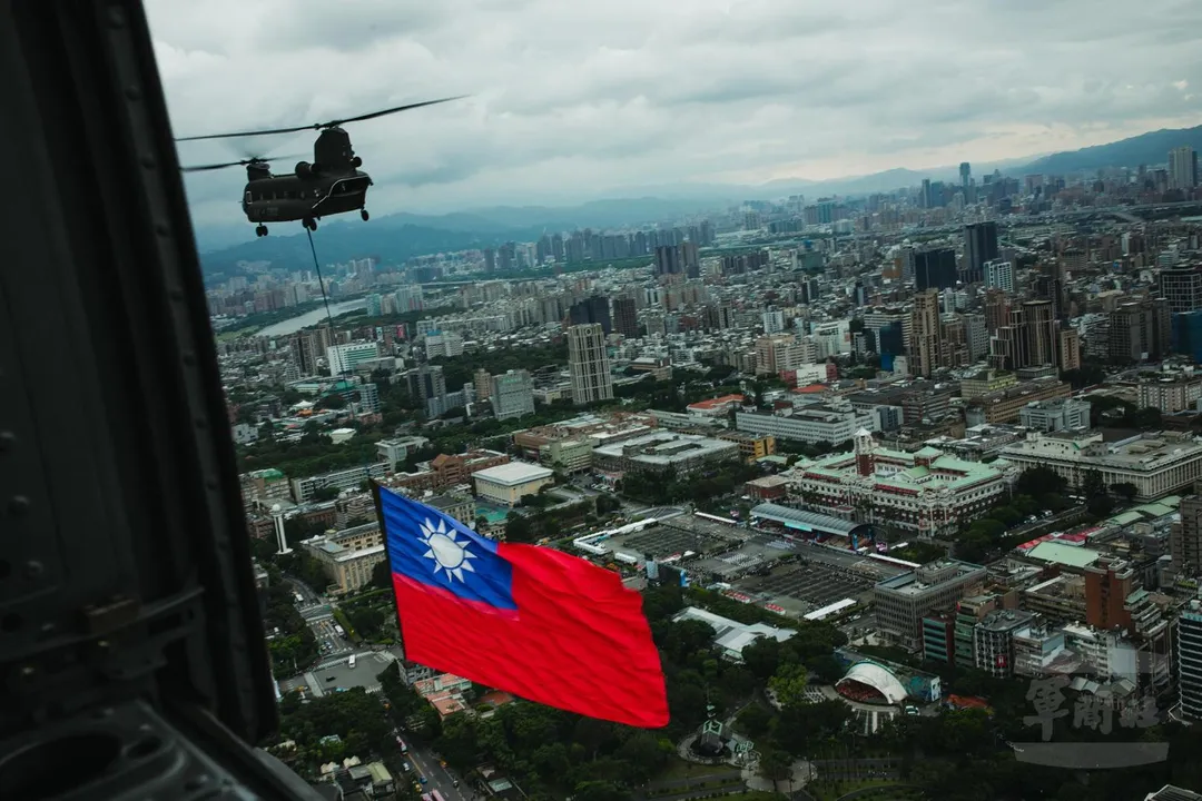 CH-47SD直升機吊掛國旗,在預演時即將飛過總統府前。(圖/軍聞社)