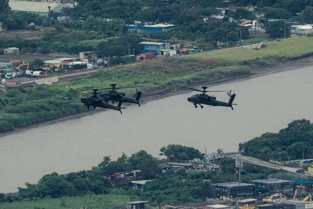 AH-64E攻擊直升機3機編隊,在預演時飛過關渡平原上空。(圖/軍聞社)