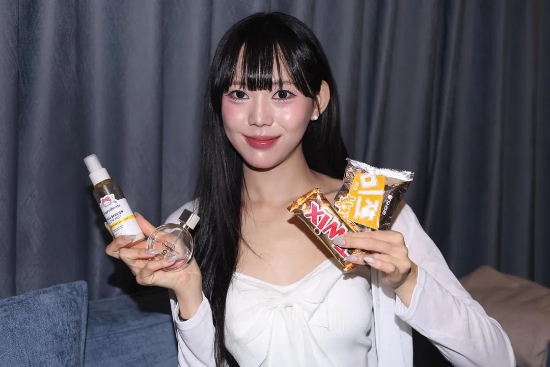 張瑜穦分享自己隨身必帶的是香水、保濕噴霧以及補充熱量的零食。（圖／譚兆青攝）