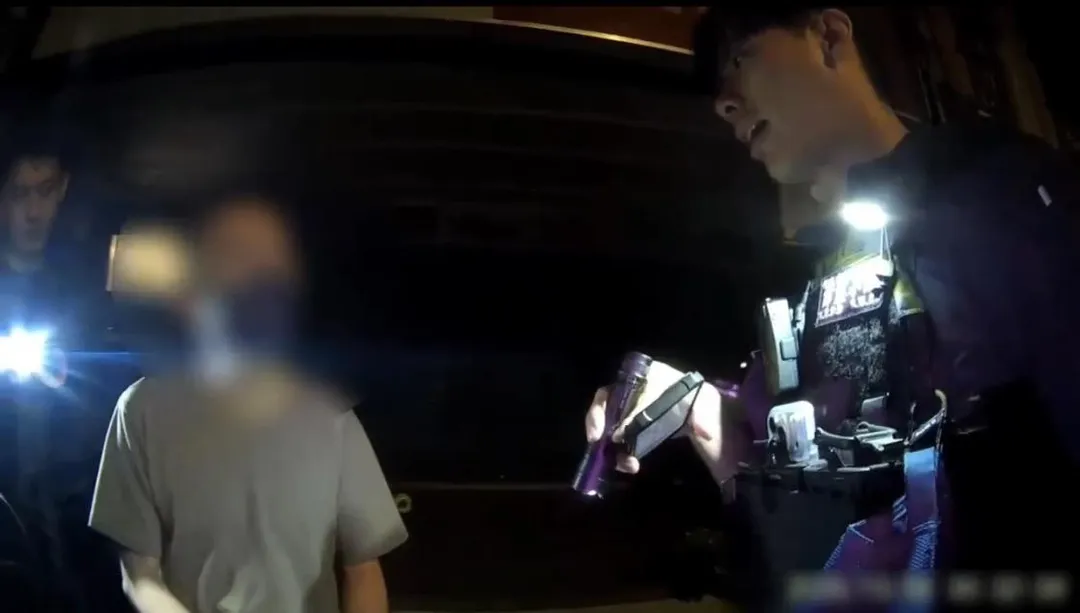 男子毒駕持有毒品遭警方攔查逮獲。(圖/翻攝畫面)