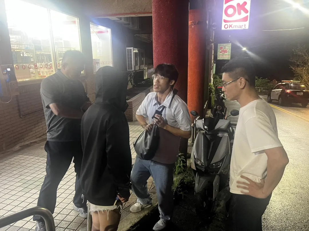 警方在基隆市暖暖區拘捕陳姓嫌犯（穿黑色帽T）到案。（圖／警方提供）