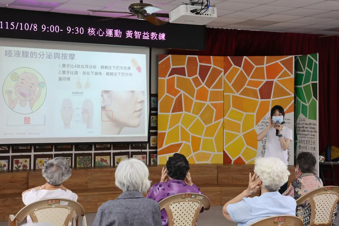 語言治療師鄭明彥也帶領長輩練習吞嚥相關運動及促進唾液分泌的簡單動作。（圖／花蓮慈濟醫院）