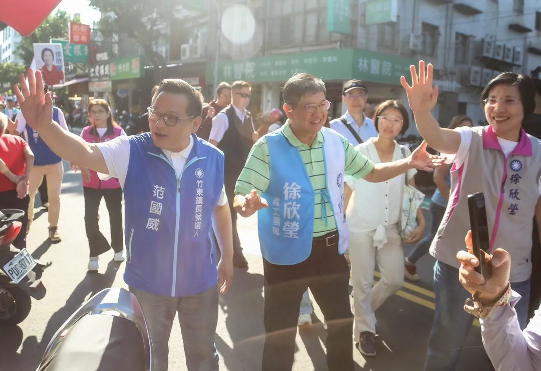 國民黨新竹縣長候選人徐欣瑩9日深入竹東市場掃街拜票，新竹縣長楊文科親自陪同，沿途攤商與民眾熱情歡迎，「凍蒜」聲不斷，展現基層支持聲勢。（徐欣瑩辦公室提供）