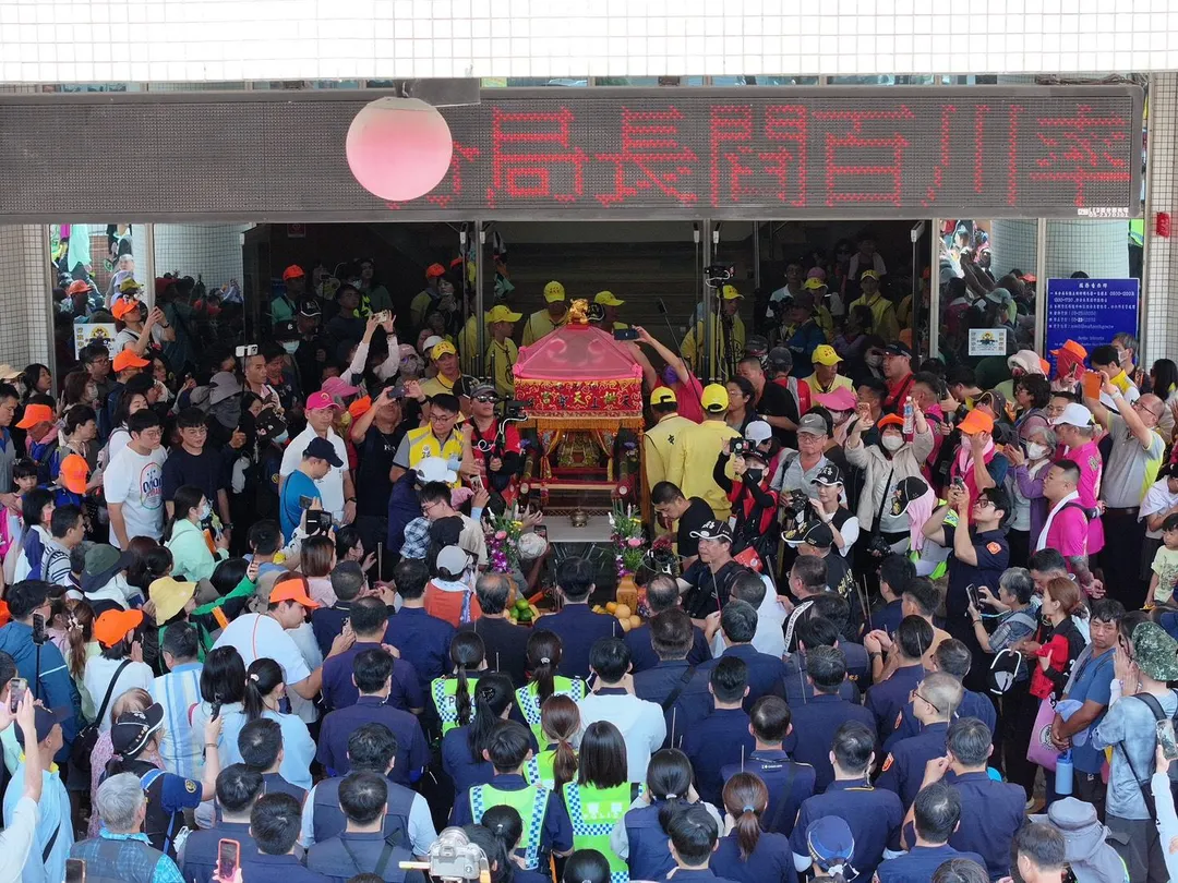 苗栗白沙屯拱天宮媽祖著名的「粉紅超跑」鑾轎,今(9)日上午第二度蒞臨嘉義市展開贊境巡安活動。(圖/白沙屯拱天宮 提供)