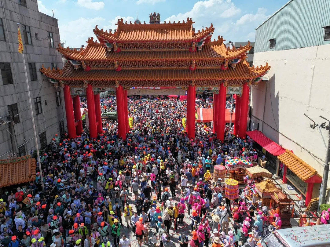 苗栗白沙屯拱天宮媽祖著名的「粉紅超跑」鑾轎,今(9)日上午第二度蒞臨嘉義市展開贊境巡安活動。(圖/白沙屯拱天宮 提供)