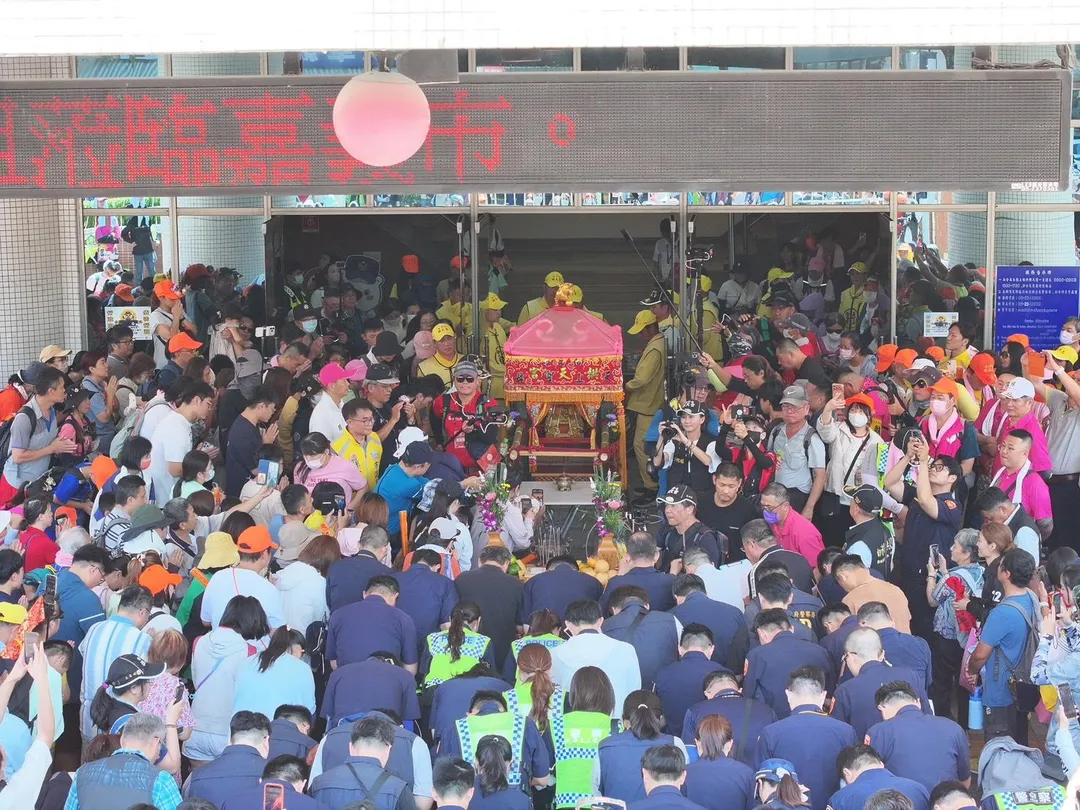 苗栗白沙屯拱天宮媽祖著名的「粉紅超跑」鑾轎,今(9)日上午第二度蒞臨嘉義市展開贊境巡安活動。(圖/白沙屯拱天宮 提供)