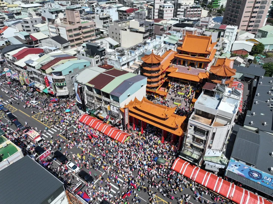 苗栗白沙屯拱天宮媽祖著名的「粉紅超跑」鑾轎,今(9)日上午第二度蒞臨嘉義市展開贊境巡安活動。(圖/白沙屯拱天宮 提供)