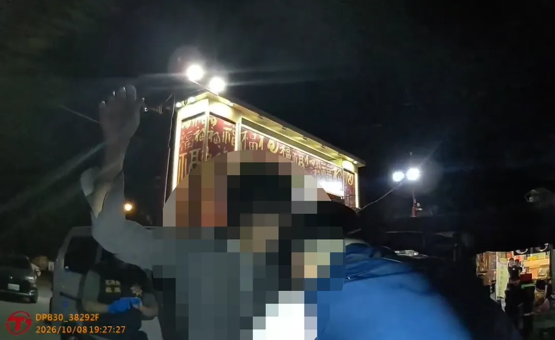 國慶連假前夕，花蓮東大門夜市8日晚間發生男子持刀揮舞事件，所幸無人傷亡。（圖／警方提供）