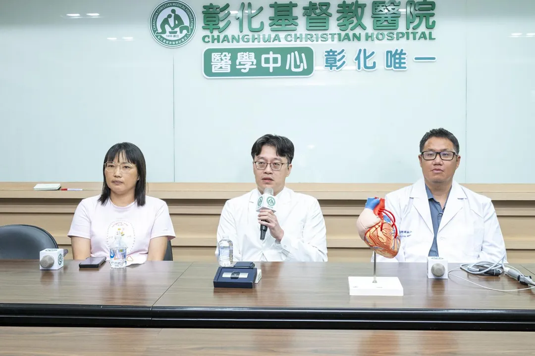 廖英傑主任指出(中)，心房顫動會使心跳紊亂並產生血栓，使中風機率增至五倍。（圖／彰化基督教醫院）